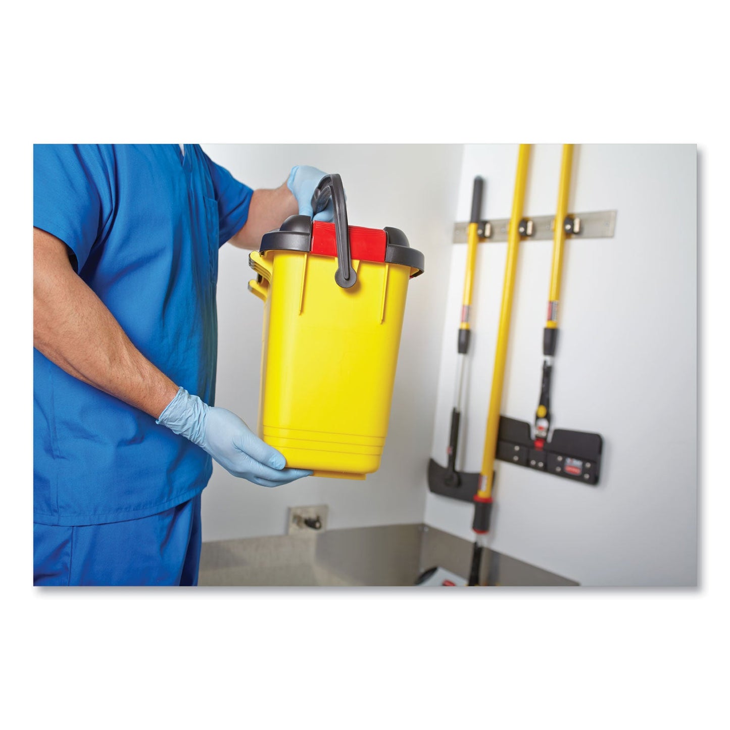 Rubbermaid HYGEN Charging Bucket, 6.8 gal, Yellow