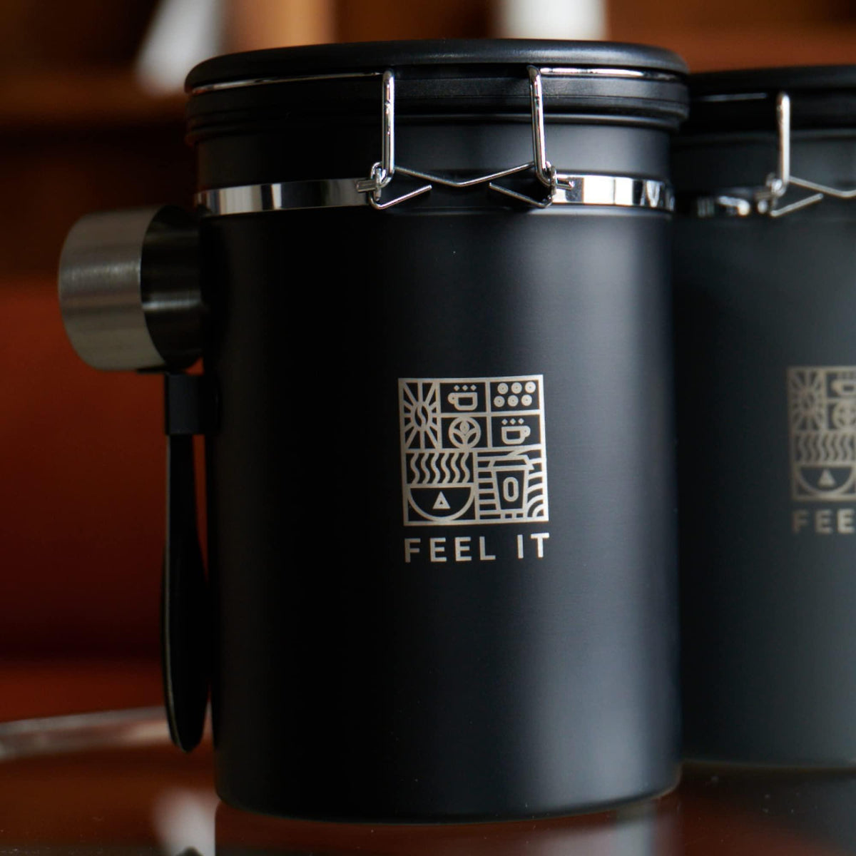 Stainless Steel Coffee Canister   21oz Airtight Kitchen Food Storage Container with Date Tracker CO2 Release Valve and Measuring Scoop For Ground Coffee Beans Tea Sugar Large (Black)
